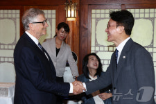 악수하는 김민석 국무총리와 빌 게이츠