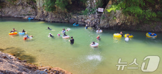 무더운 날씨에 계곡 찾아 더위 식히는 피서객들