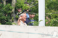 양산 평산마을 찾은 조국