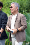 양산 평산마을 찾은 최강욱 전 의원