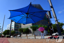 대형 그늘막 우산과 양산의 만남