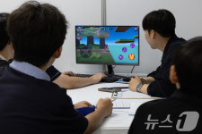 주식회사 충주인디고 | 인디게임 체험 하는 학생들