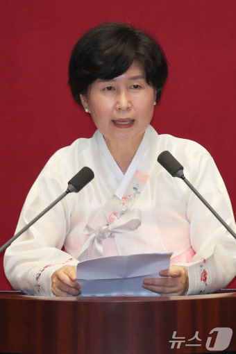 한복 착용 독려하는 백혜련 의원