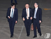 대화 나누는 위성락·김용범·김정관
