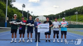 김포시, 테니스팀에 훈련복·테니스화 등 용품 전달