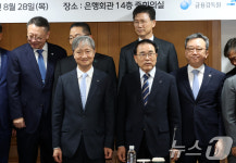 미소짓는 이찬진 금감원장