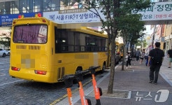 불법주정차 아랑곳 않는 학원 버스들…청주시는 불구경