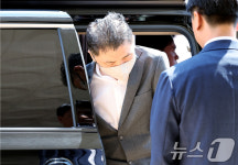 결심공판 출석 위해 차량에서 내리는 김범수