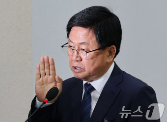 선서하는 최교진 교육부 장관 후보자