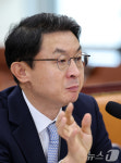 답변하는 이억원 금융위원장 후보자