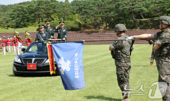 부대 사열하는 김규하 참모총장