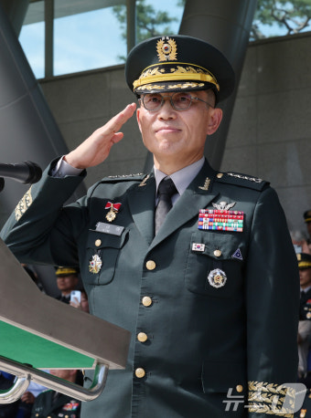 거수경례하는 김규하 육군참모총장