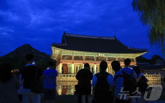 푸른 어둠 깔린 경복궁 경회루