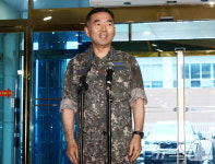 밝은 표정의 진영승 합참의장 후보