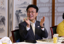 박수 치는 김민석 총리