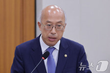 감사 인사하는 조원철 법제처장