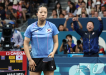 탁구 신유빈, WTT 챔피언스 마카오 32강 탈락…뼈아픈 역전패