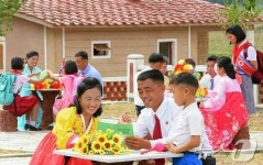 北 창성군 금야농장에서 새집들이 경사