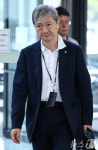 출근하는 이찬진 금감원장