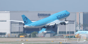 이륙하는 미국 구금 한국인 태울 대한항공 전세기