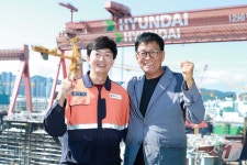 HD현대, '조선업계 최초' 부자 명장 배출