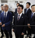 자살예방 정책 설명 듣는 김민석 총리