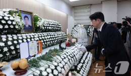 故 이재석 경사 빈소 조문하는 강훈식 비서실장