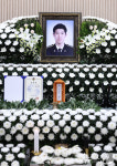 국화꽃 놓인 고 이재석 경사 빈소