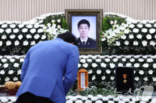 故 이재석 경사 빈소에 안치된 훈장 추서판