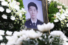 국화꽃 놓인 고 이재석 경사 빈소