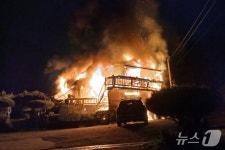 옥천군 동이면 2층 주택서 불…70대 거주자 2도 화상