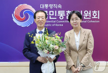 꽃다발 받은 이석연 국민통합위원장