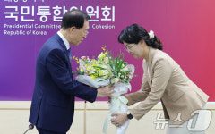 꽃다발 받은 이석연 국민통합위원장