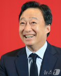 미소짓는 이성민