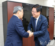 최교진 부총리 취임 축하하는 정근식 교육감