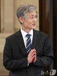 취재진 바라보며 두 손 모은 조희대 대법원장