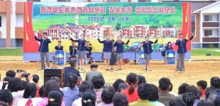 북한, 길주군서 새집들이 경사…농장마을에 흥겨운 춤판