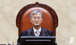 눈 질끈 감은 조희대 대법원장