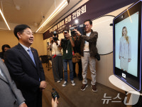 AI 기반 대화형 디지털휴먼 기술 시연 지켜보는 구윤철 부총리