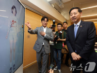 디지털휴먼 기술 시연 지켜보는 구윤철 부총리