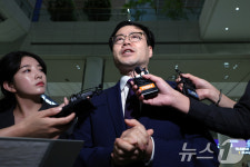 두 손 모은 여한구 통상교섭본부장