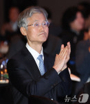 손뼉치는 조희대 대법원장