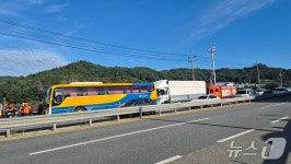 금산 국도서 화물차·버스 등 4대 추돌…1명 중상·8명 경상(종합)