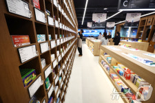 국내 최초 큐레이션 대형약국 옵티마 웰니스 뮤지엄