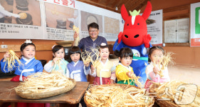 명인과 함께 홍삼 만들기 체험 하는 어린이들