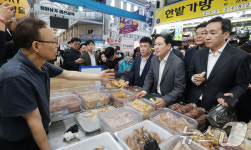대전 전통시장 상인과 대화하는 장동혁