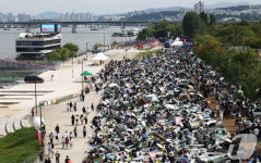 세계불꽃축제 앞두고 인파로 가득한 여의도
