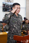 거수 경례하는 김규하 육군참모총장