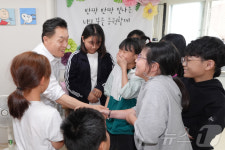 아동센터 방문해 아이들과 이야기 나누는 이재준 수원시장