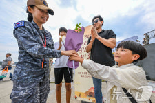 파병 임무 마치고 복귀한 청해부대 45진